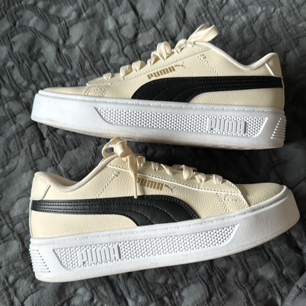 Women’s Puma Smash v3 Beige and Black Leather Casual Sneakers. Sz 8 . Like NEW.